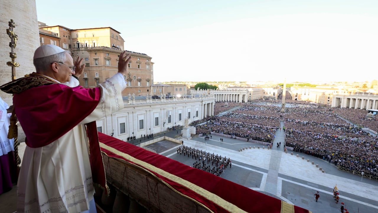 Se avistó humo blanco sobre el Vaticano a primera hora de la tarde, ya que el Cónclave de Cardenales tardó solo dos días en elegir al Cardenal Robert Francis Prevost, quien será conocido como el Papa León (Leone) XIV, como el 267.º Sumo Pontífice tras el fallecimiento del Papa Francisco el Lunes de Pascua.