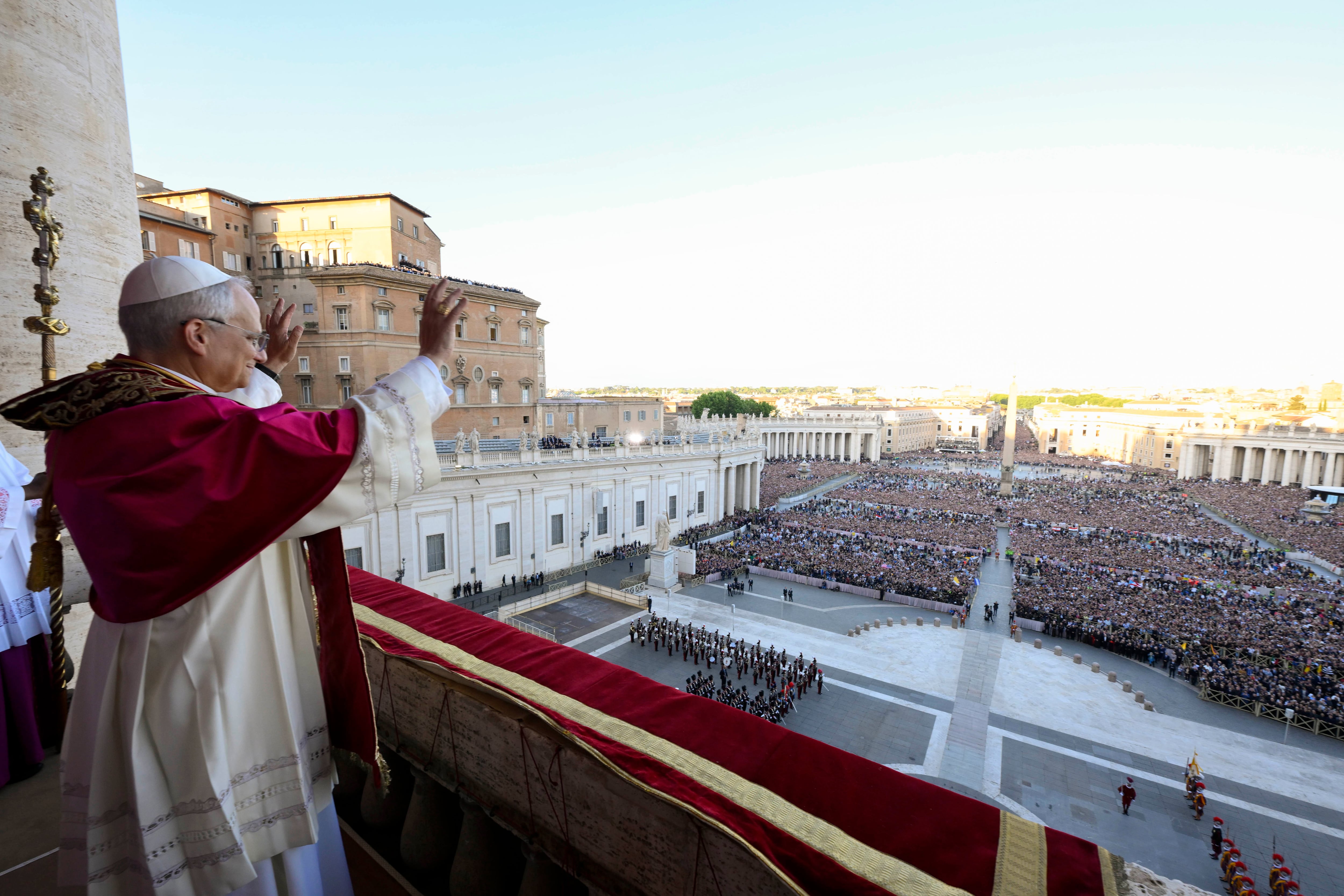 Se avistó humo blanco sobre el Vaticano a primera hora de la tarde, ya que el Cónclave de Cardenales tardó solo dos días en elegir al Cardenal Robert Francis Prevost, quien será conocido como el Papa León (Leone) XIV, como el 267.º Sumo Pontífice tras el fallecimiento del Papa Francisco el Lunes de Pascua.