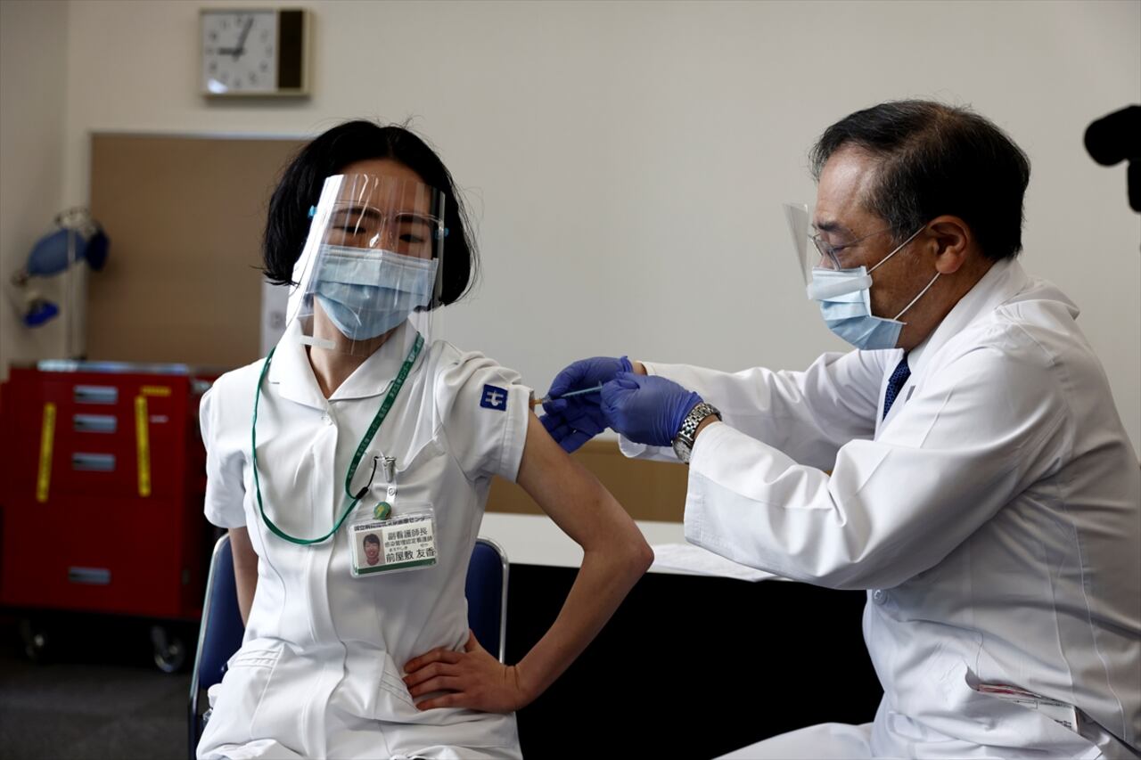 Japón prevé vacunar en un primer momento a 40.000 profesionales sanitarios voluntarios que están en primera línea de la lucha contra la enfermedad.