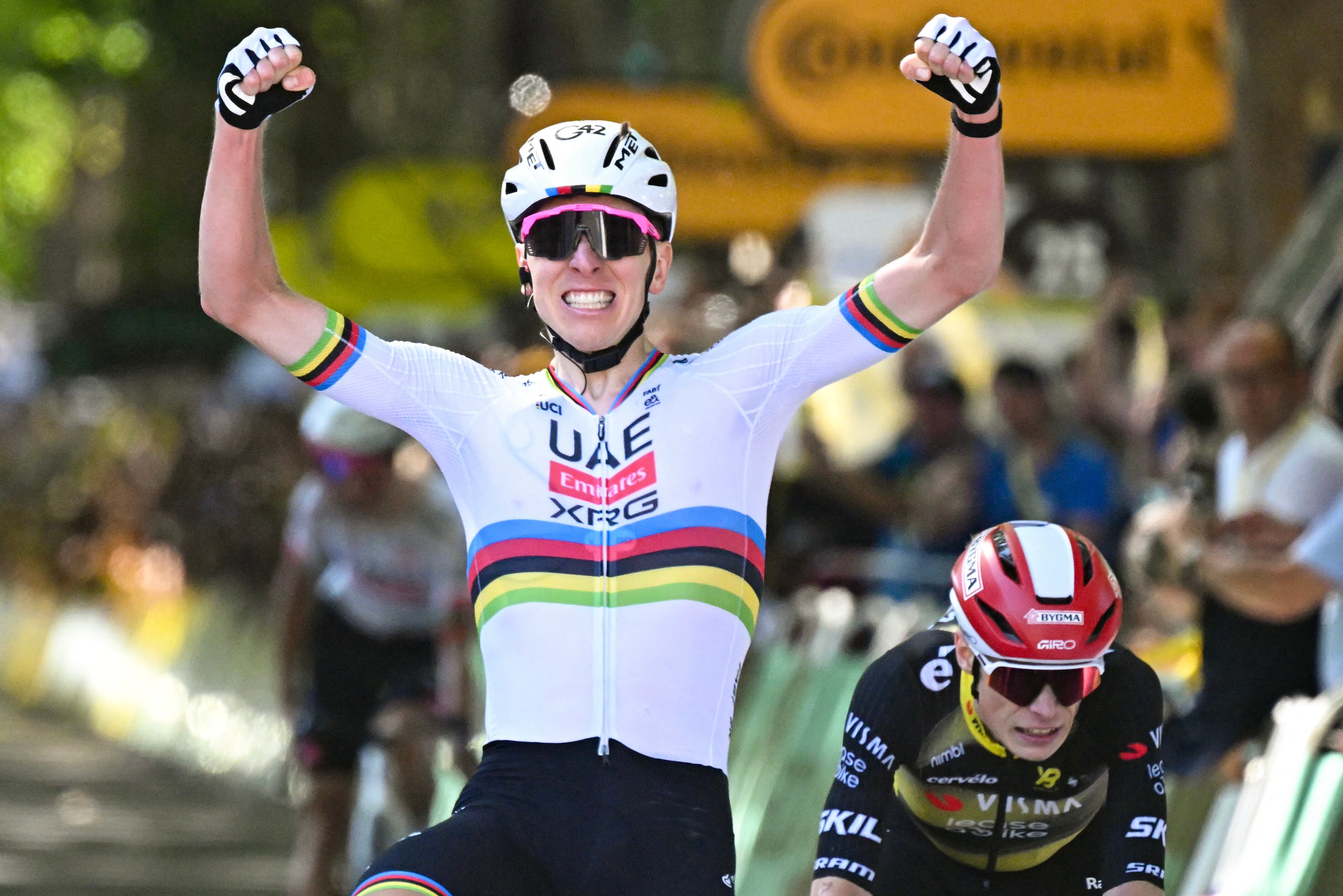 El ciclista esloveno Tadej Pogacar del equipo UAE Team Emirate - XRG llega en bicicleta a la línea de meta para ganar por delante del ciclista danés Jonas Vingegaard (R) del equipo Team Visma - Lease a bike logrando el tercer puesto durante la cuarta etapa de la 112ª edición del Tour de Francia.