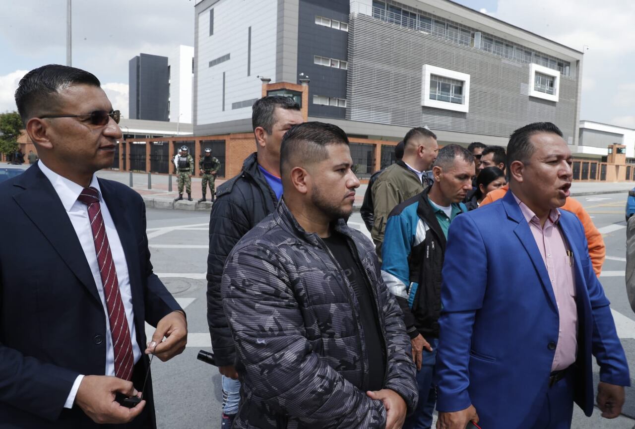 Los soldados profesionales, que son quienes están habitualmente en áreas de combate protestan porque los sacaron, dicen ellos, por la puerta de atrás.