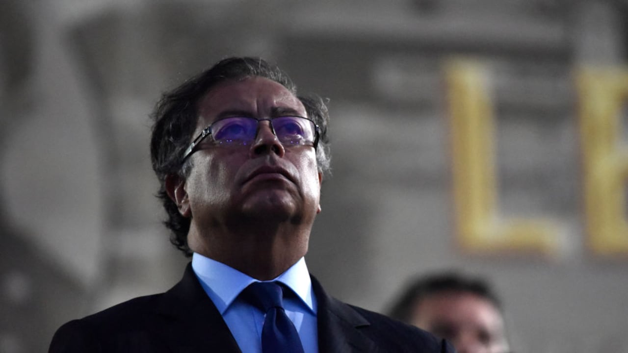 El presidente de Colombia, Gustavo Petro, presenta las tropas y el nuevo liderazgo militar en la Escuela militar de Cadetes General José María Córdoba el 20 de agosto de 2022 en Bogotá, Colombia. (Foto de Guillermo Legaria Schweizer/Getty Images)