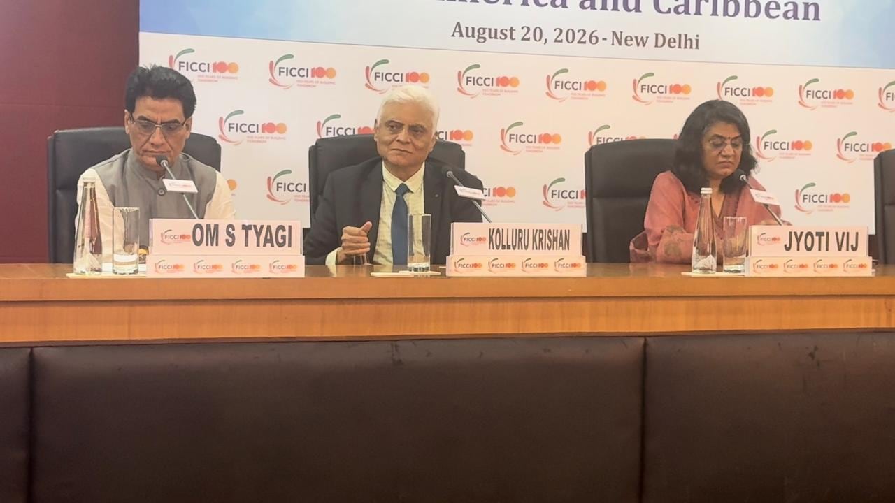 "Existe por lo tanto toda una gama de vías que podemos seguir, pero al margen de esto, uno de nuestros principales esfuerzos en India se centra también en la acción climática mediante la descarbonización de materiales", dijo el representante de Ficci.