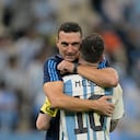 Scaloni y Messi abrazados tras el paso a la final