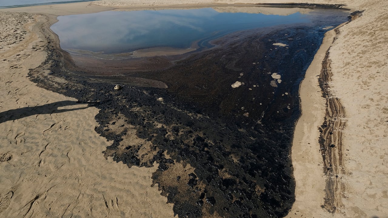 Se derramaron 6 mil barriles de petróleo en un parque nacional de Ecuador. | Imagen de referencia | Foto AP / Ringo H.W. Chiu