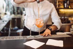 Las bebidas alcohólicas son de las que más suben los niveles de colesterol en el cuerpo.