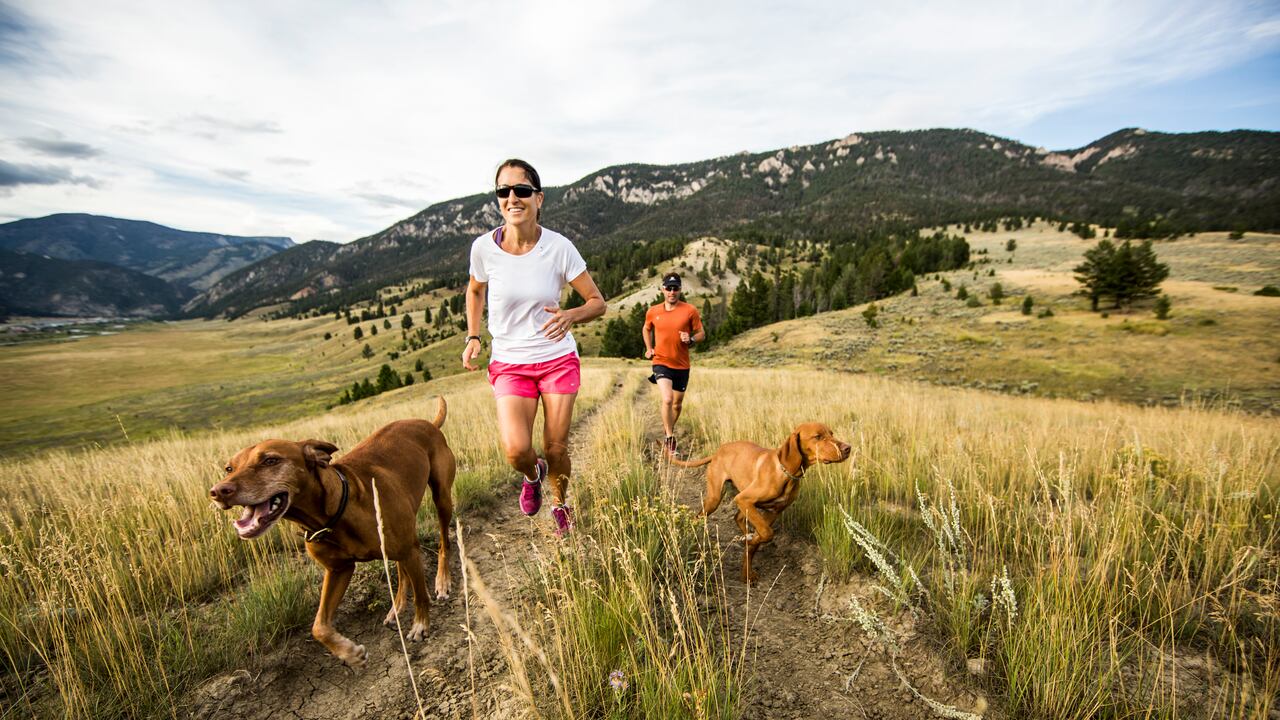 La persona puede "dividir el entrenamiento en tres sesiones de ejercicio aeróbico de 10 minutos y obtener los mismos beneficios que proporciona una sesión de 30 minutos", dice Mayo Clinic.