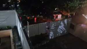 Al interior de la sede diplomática hay colaboradores de la oposición.