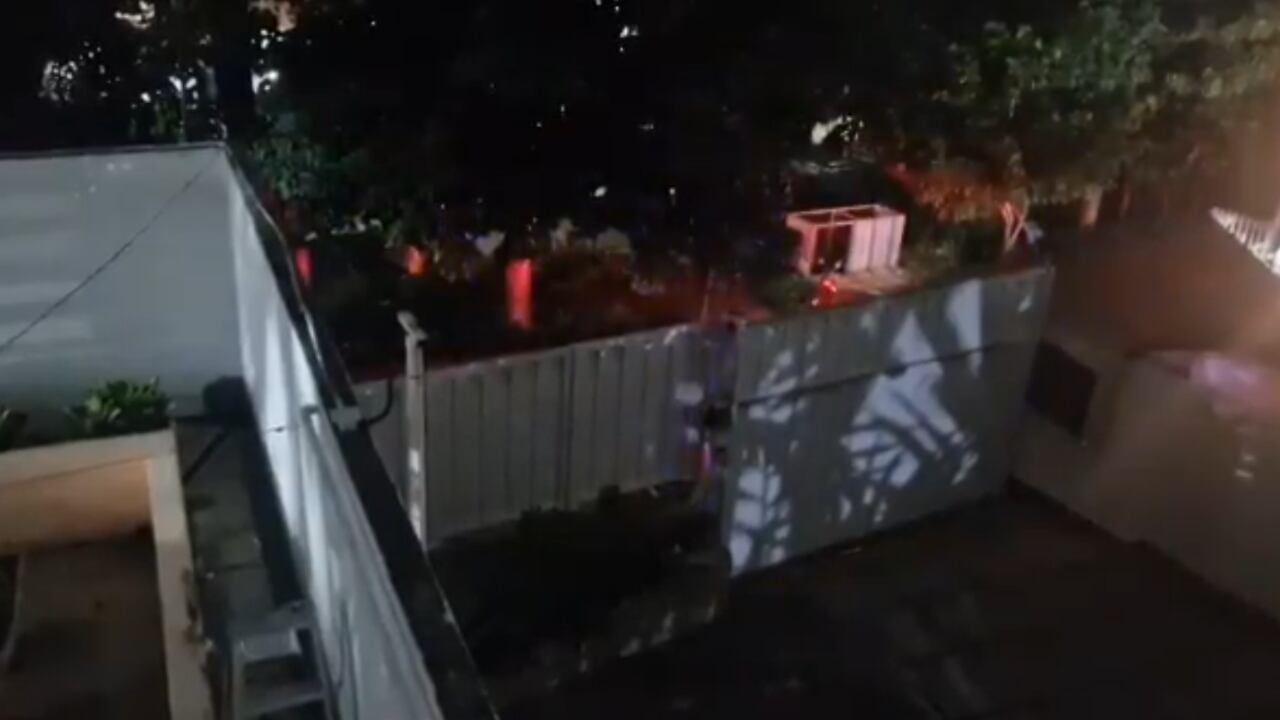 Al interior de la sede diplomática hay colaboradores de la oposición.