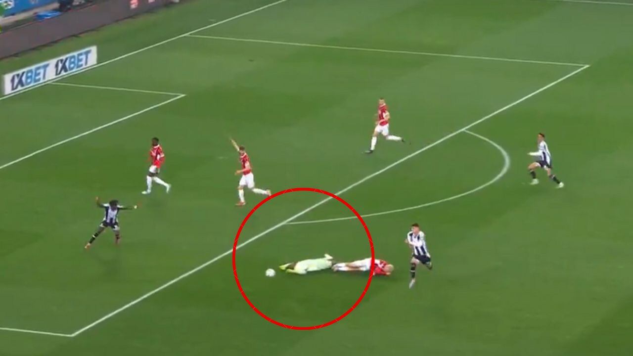 Imagen del arquero del Milan tras su choque.