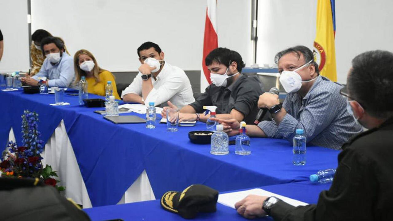 Imagen de la reunión entre las autoridades locales y representantes del gobierno nacional para tomar medidas contra las altas tasas de contagio en el Atlántico.