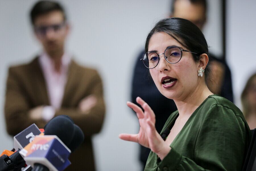 La Dra. Katherine Monroy Bobadilla, directora de Superintendencia del Subsidio Familiar, entrega declaraciones sobre la situación de EPS Compensar.