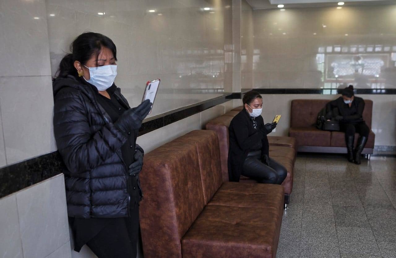 Lo que en otros tiempos hubiese sido mal visto en unas exequias (estar pegado al celular), ahora es la única manera de sobrellevar la pérdida de un ser querido en familia. Reportaje gráfico: Esteban Vega La-Rotta