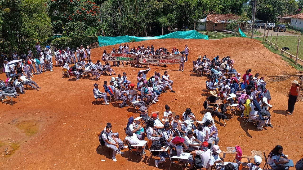 Estudiantes de la vereda Dominguillo reciben clases bajo el sol