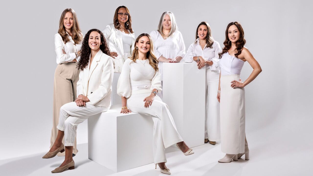 De pie: Camila Vargas Botero, Adriana Castrillón Palermo, María Eugenia Saldarriaga, Martha Lucía Maldonado y Yukari Sawaki. Sentadas: Maguie Cangueiro y Lilian Pineda