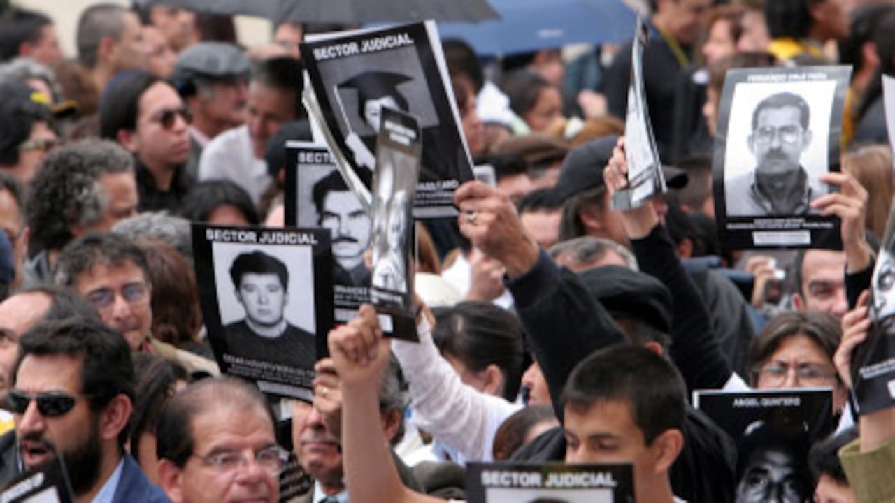 Miles de personas en todo el país han sufrido la tragedia de la desaparición forzada. La mayoría de afectados son familias campesinas desarticuladas por los paramilitares. La unidad de Justicia y Paz distribuirá en regiones apartadas una cartilla con fotos de prendas halladas en fosas exhumadas para que los dolientes traten de identificar algo que les hable de sus familiares perdidos