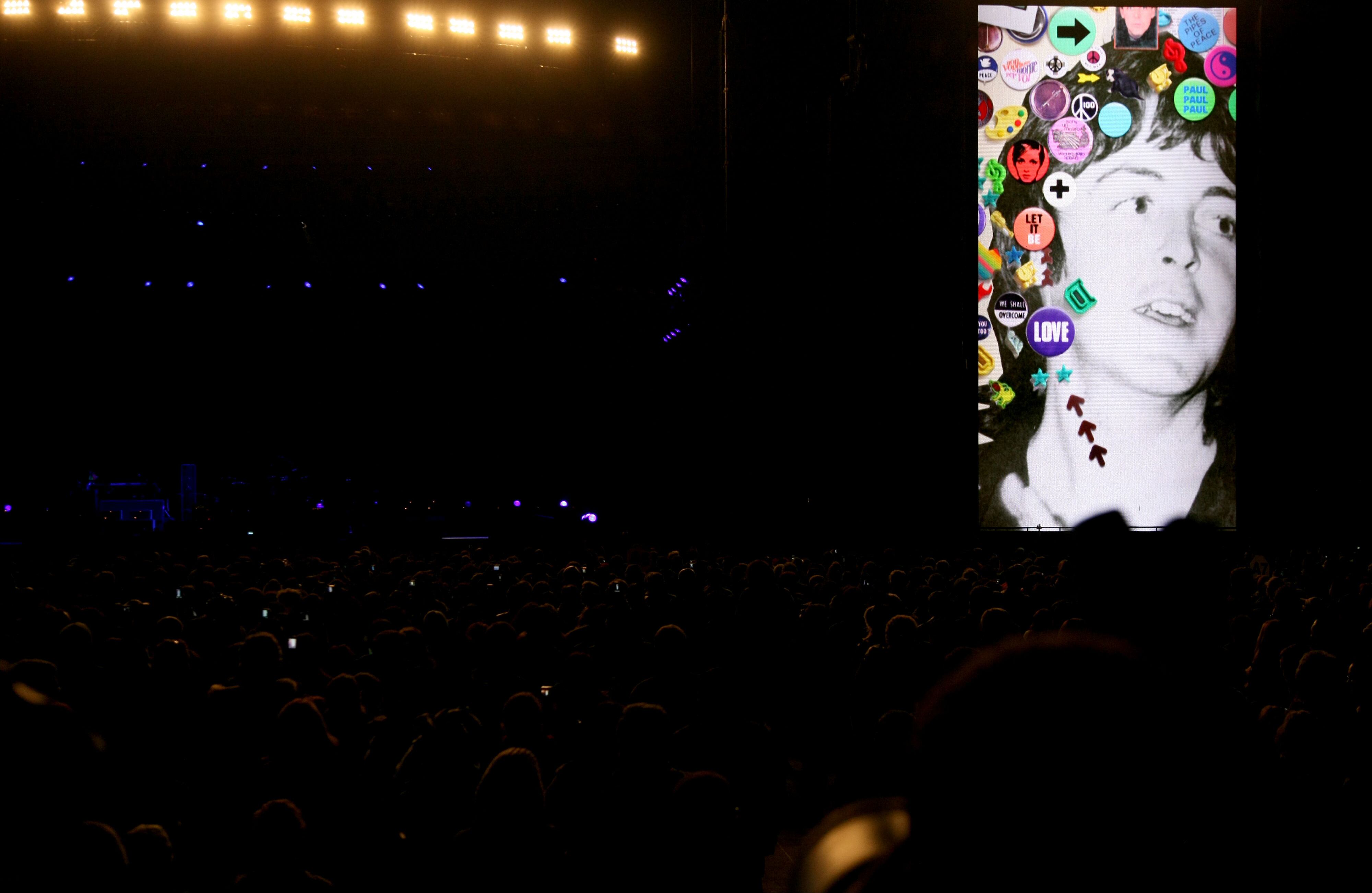 Las pantallas gigantes fueron de gran ayuda para los que quedaron más lejos del escenario.