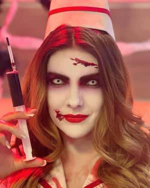 Ana Karina Soto se disfrazó de enfermera sangrienta.