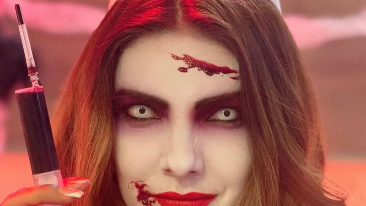 Ana Karina Soto se disfrazó de enfermera sangrienta.