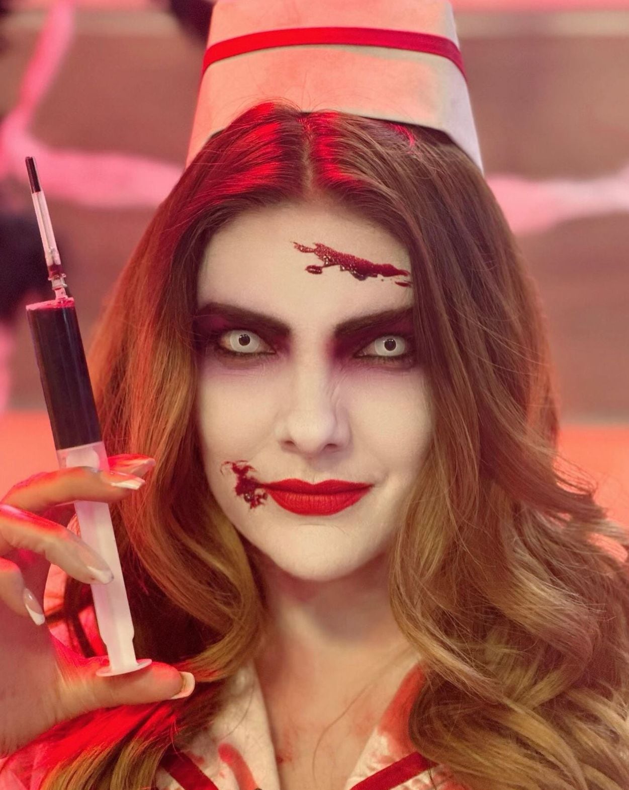 Ana Karina Soto se disfrazó de enfermera sangrienta.