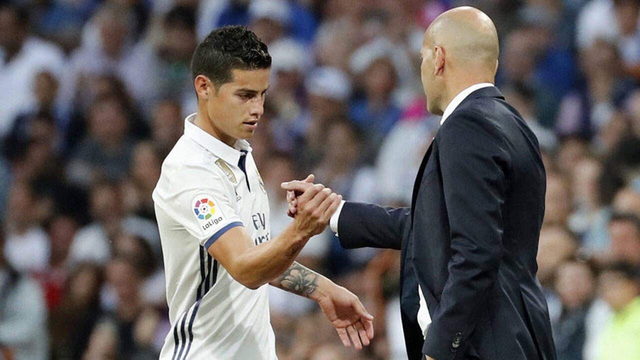 James saluda Zidane tras el cambio en el partido contra el Sevilla