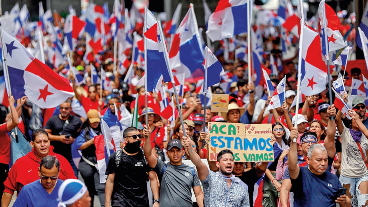 La policía también afirmó que fueron vandalizados 63 locales comerciales y 19 instituciones, además de estaciones de metro, cajeros automáticos y dependencias policiales.