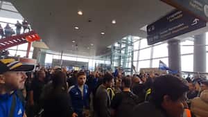 Cientos de hinchas despidieron al plantel de Millonarios antes del viaje a Medellín.