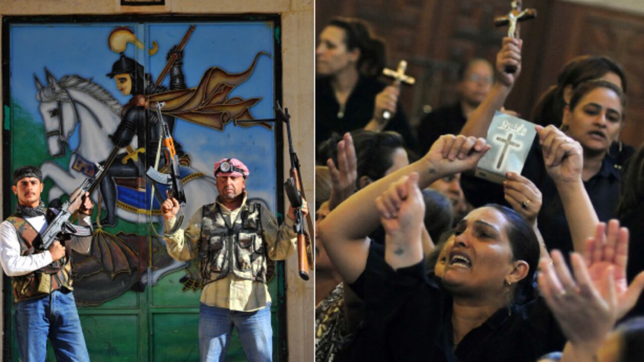 Estos rebeldes sirios atacaron en julio la iglesia de Ras Al Ayn y la destruyeron parcialmente . A la derecha, mujeres coptas lloran a sus muertos en la catedral Abasiya , en El Cairo.