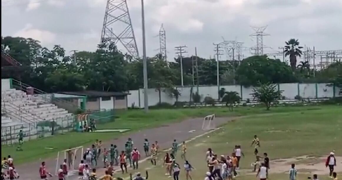 Los jugadores de ambos equipos se fueron a los golpes
