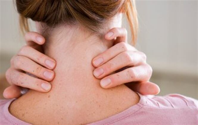 Esta patología puede causar dolor en la mandíbula y oído, problemas en la articulación temporomandibular, estrés, dolor de cabeza y sensibilidad dental al frío. 