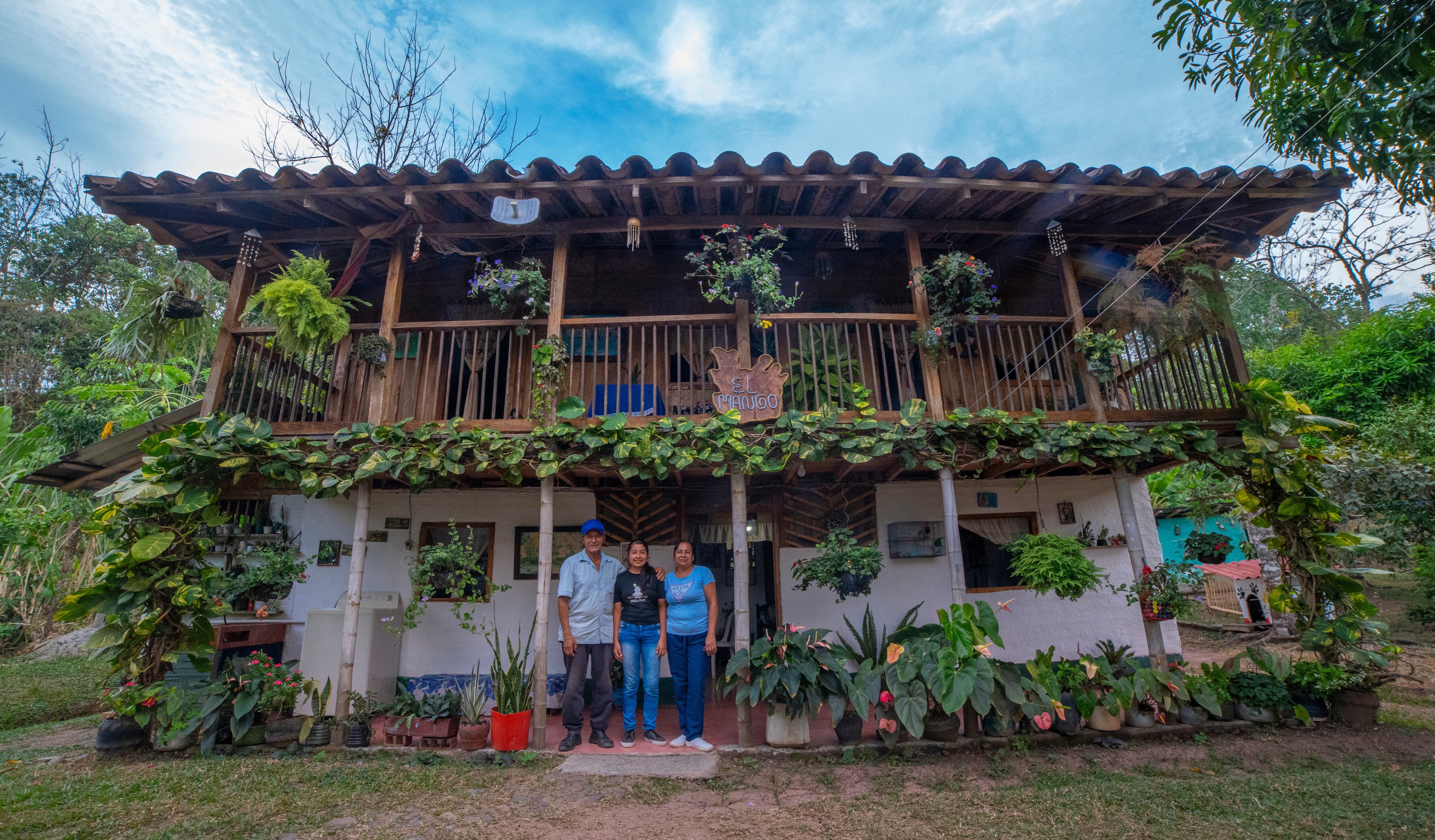 La comunidades rurales estudian por medio de modelos virtuales programas como ingeniería mecatrónica y administración de empresas turísticas, preparan a los estudiantes para aprovechar oportunidades económicas emergentes.