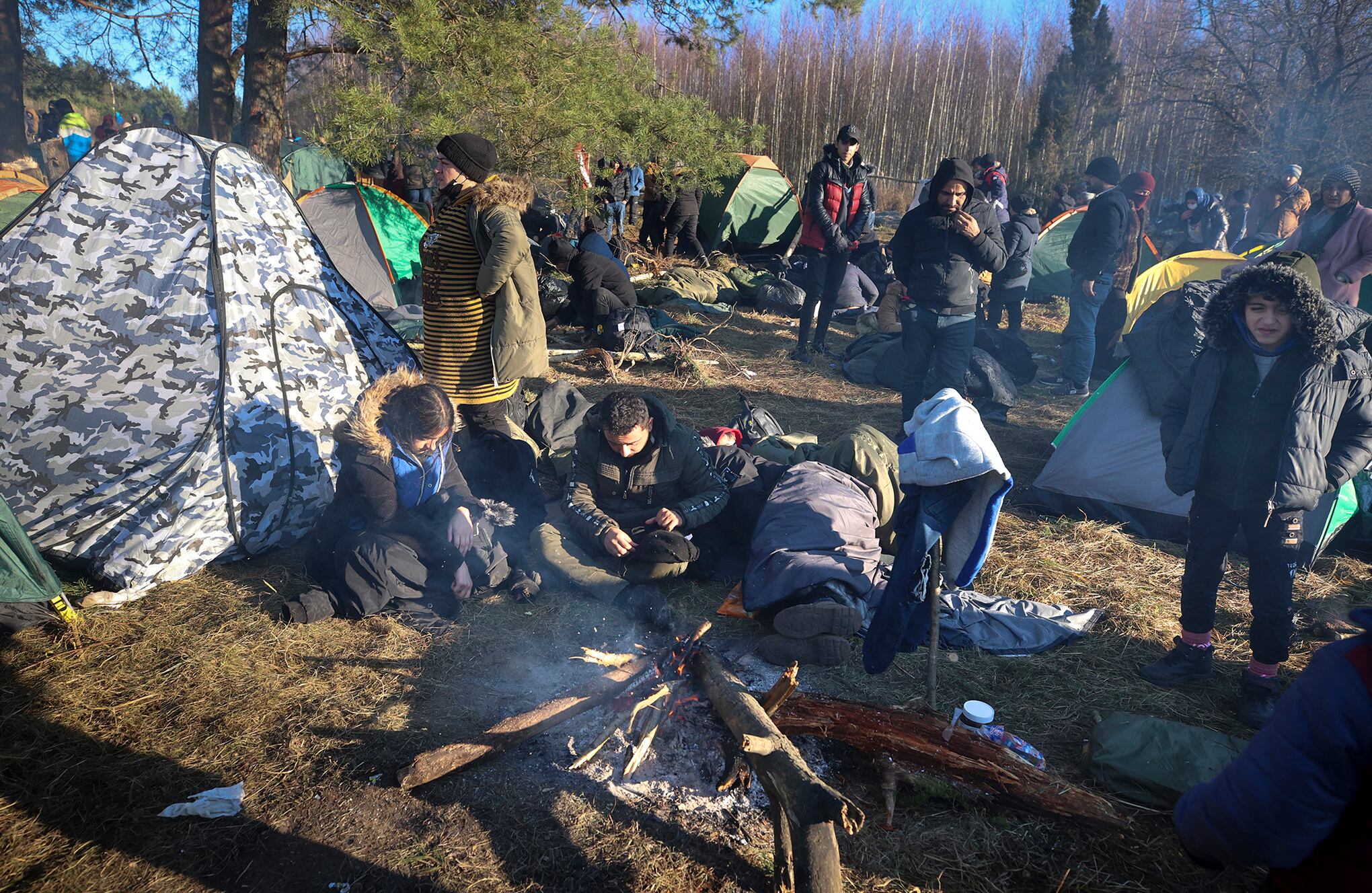Cientos de migrantes intentan cruzar desde el lado bielorruso de la frontera con Polonia cerca de Kuznica Bialostocka.