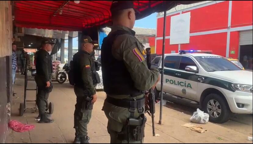 Miembros del Gaula en zonas comerciales de Barranquilla.