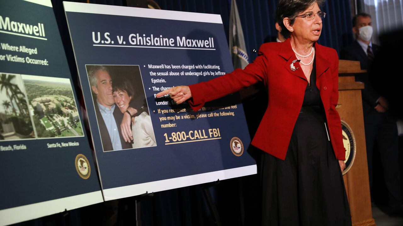 Ghislaine Maxwell, novia de muchos años y presunta cómplice del fallecido traficante sexual Jeffrey Epstein