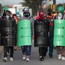 Los manifestantes llevan escudos caseros durante una protesta contra el gobierno en Bogotá, Colombia, el martes 18 de mayo de 2021. Los colombianos han salido a las calles durante semanas en todo el país después de que el gobierno propuso aumentos de impuestos a los servicios públicos, combustible, salarios y pensiones, pero han continuado incluso después de que el presidente Iván Duque retrocediera el aumento de impuestos. (Foto AP / Fernando Vergara)