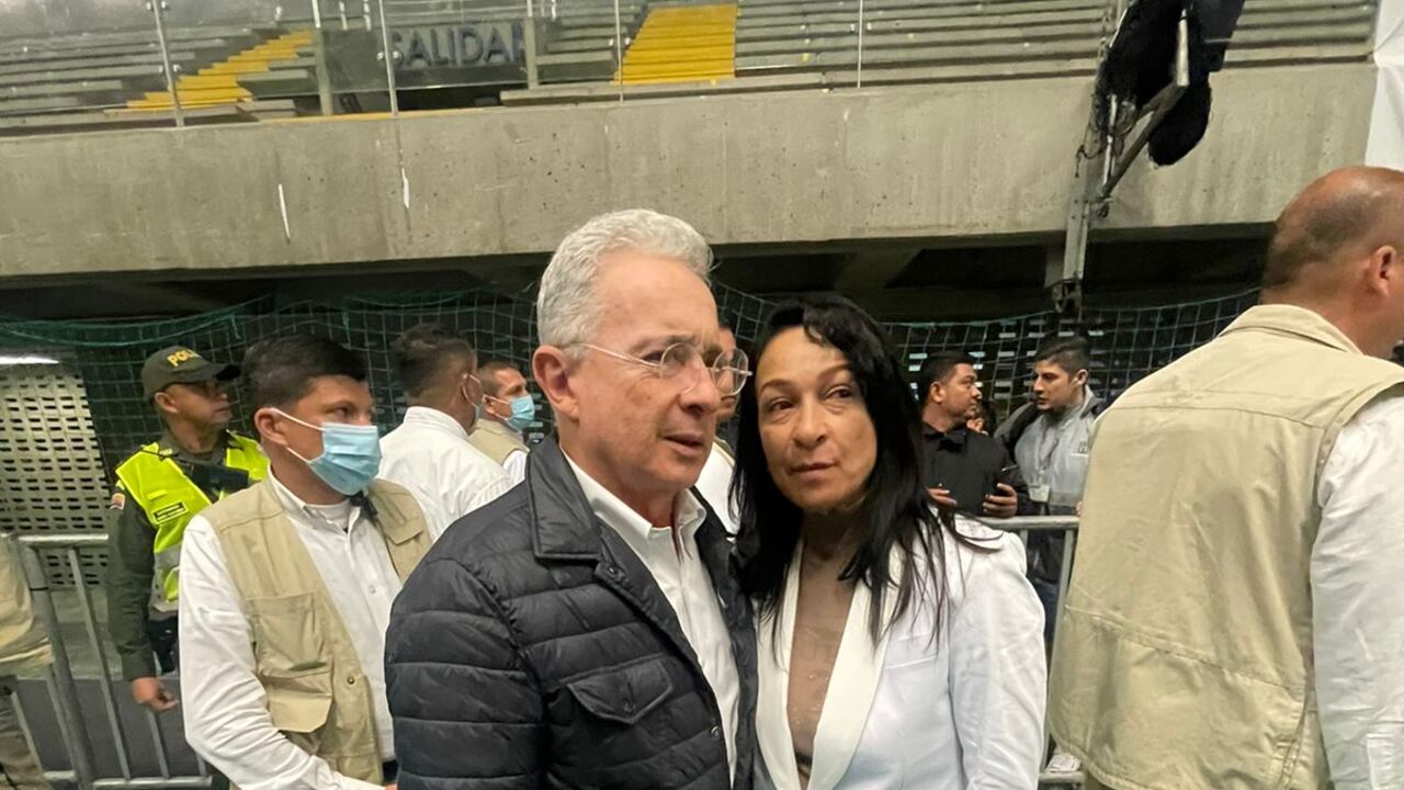 Uribe abrazó por varios segundos a la hija del artista, Catalina Gómez. Luego, hizo lo mismo con la exesposa, Olga Lucía Arcila.
