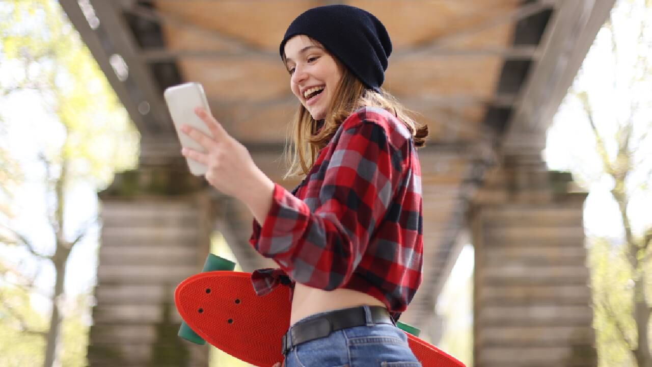 Los contactos podrán ver en los estados de WhatsApp villancicos durante esta época de Navidad. Foto: GettyImages.