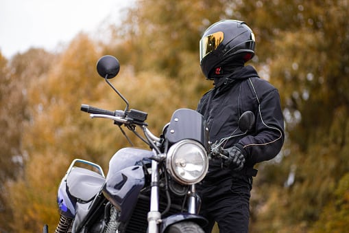 Expertos recomiendan usar chaquetas con certificación y refuerzos para minimizar impactos en accidentes.