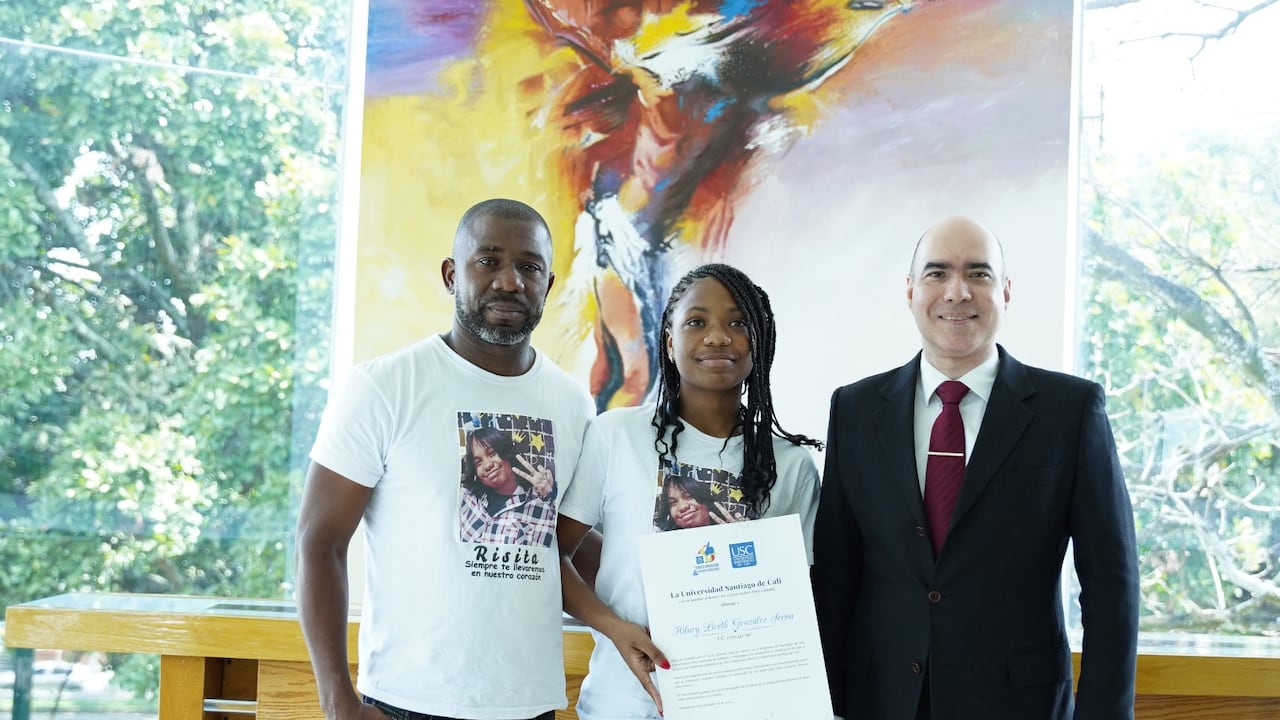 Hillary junto a su padre, Genaro González, y el rector de la Universidad, el doctor Carlos Andrés Pérez Galindo.