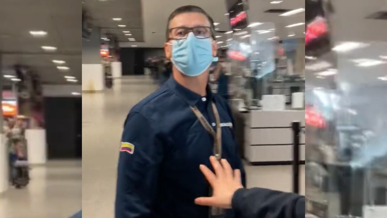 Jaime Alonso Sánchez Cárdenas es el funcionario de Migración Colombia que golpeó a un viajero en El Dorado.