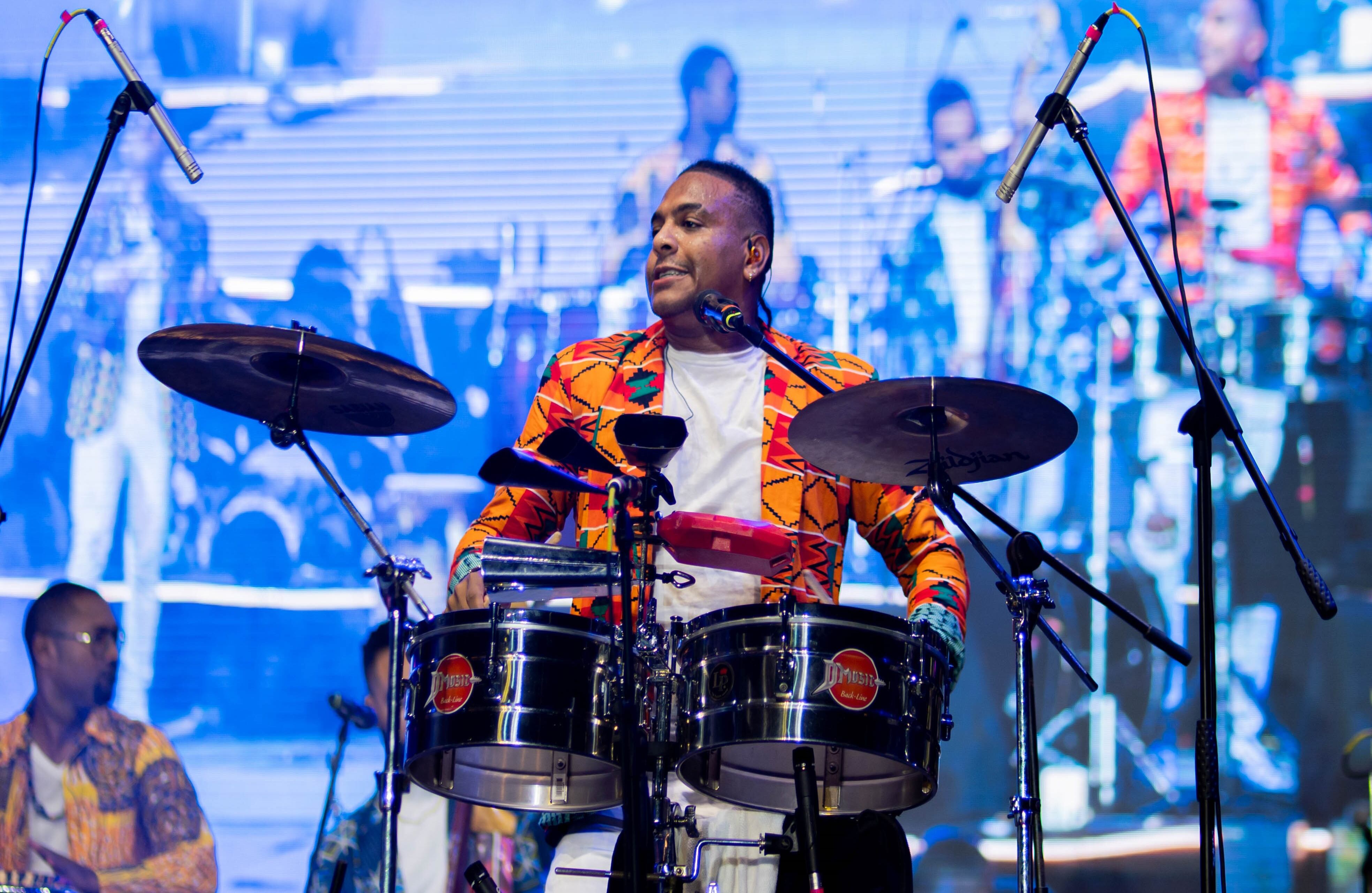 Luis Miguel Yanes, percusionista de la agrupación Charanga Joven en el lanzamiento de las Fiestas de Independencia del 11 de noviembre en Cartagena.