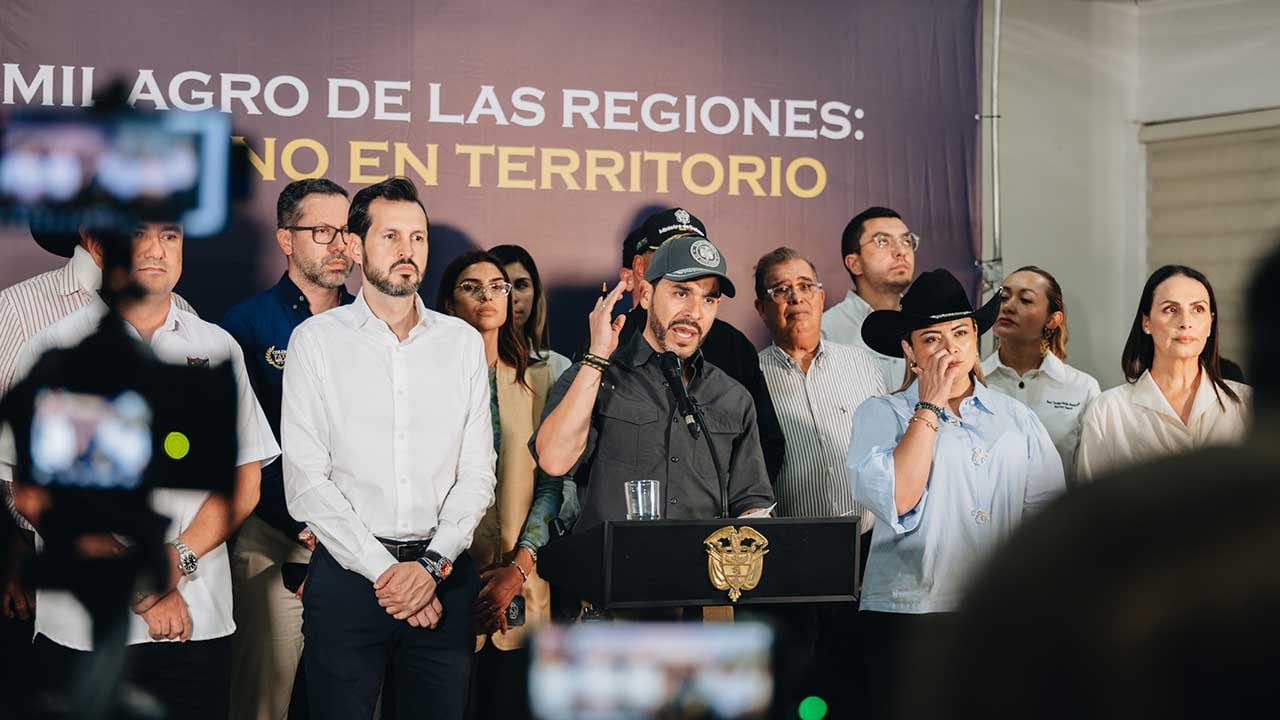 El presidente Abelardo De La Espriella al término del consejo de seguridad y la reunión del programa Milagro de las Regiones en Arauca.