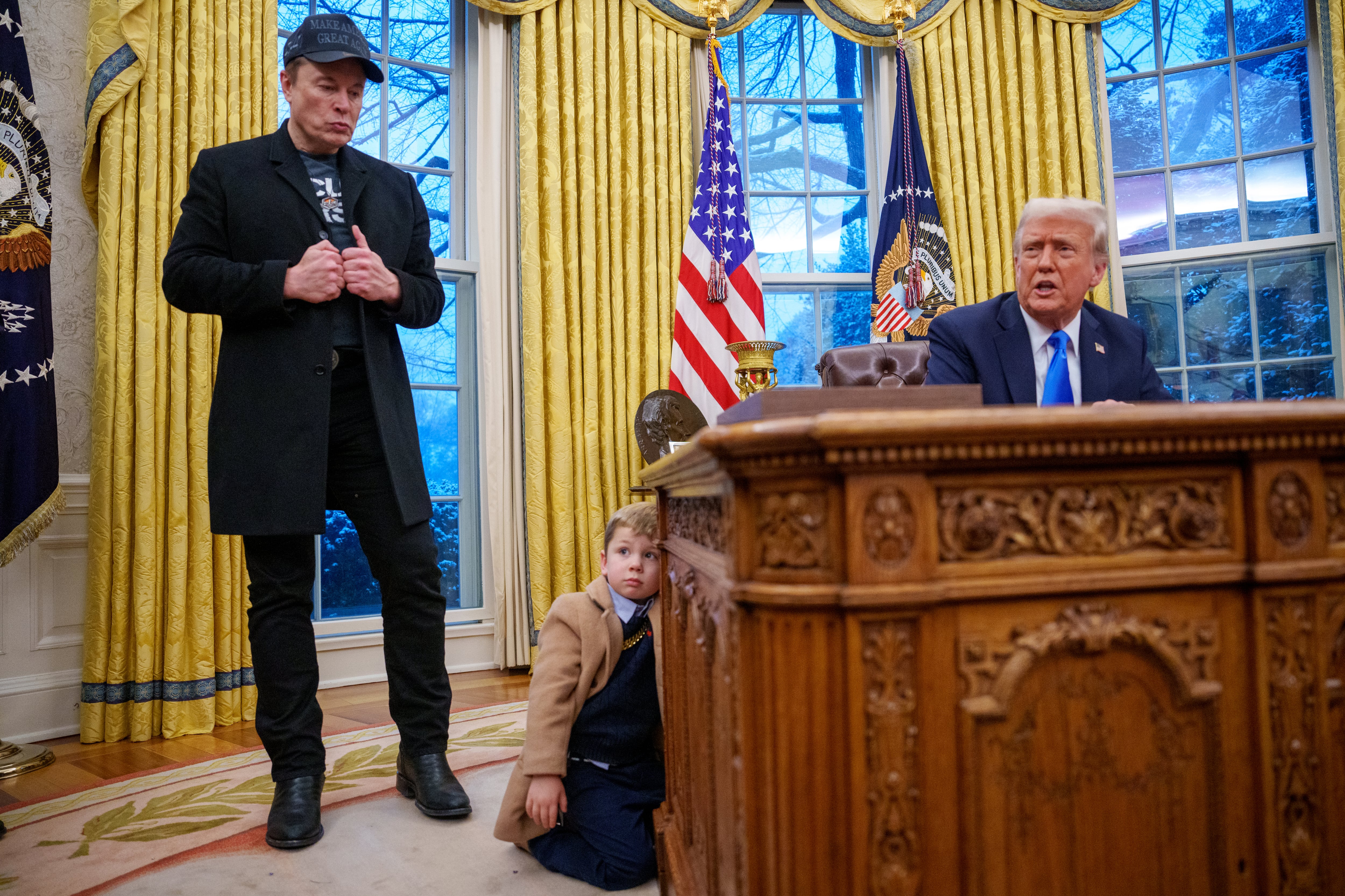 Elon Musk junto a su hijo X y Donald Trump.
