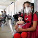 Génesis Cuéllar, de 8 años, una migrante de El Salvador, se sienta en un área de espera para ser procesada por el Equipo Brownsville, un grupo humanitario, que ayuda a los migrantes liberados de la custodia de la Oficina de Aduanas y Protección Fronteriza de los Estados Unidos, en Brownsville, Texas. El grupo facilitará el viaje para que Cuéllar, quien viaja con su madre, Ana Icela Cuéllar, pueda reencontrarse con ella, su hermano, Andy Nathanael, de 4 años, y su padre Marvin Giovani Pérez Bonilla, quienes han estado residiendo en Maryland luego de ser liberados. bajo custodia. La familia Cuéllar se separó en agosto de 2020, cuando intentaron cruzar la frontera entre Estados Unidos y México. Foto: AP / Julio Cortez.