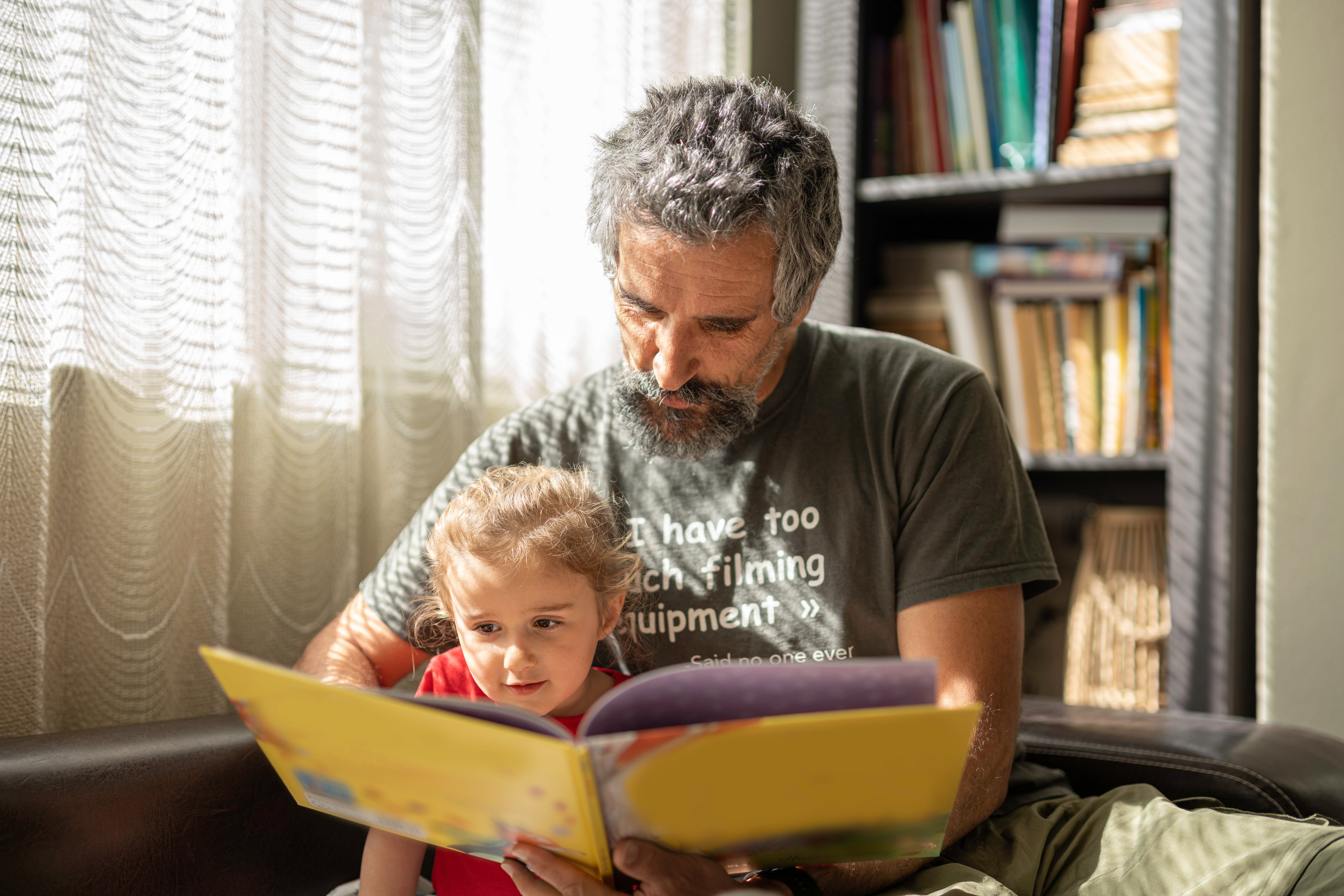 Enseñando a leer a un niño.