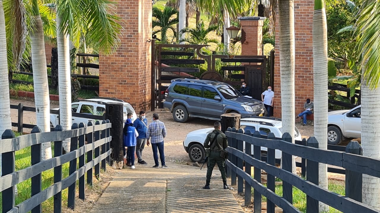 Los millonarios bienes de paramilitares que entregó la Fiscalía a víctimas