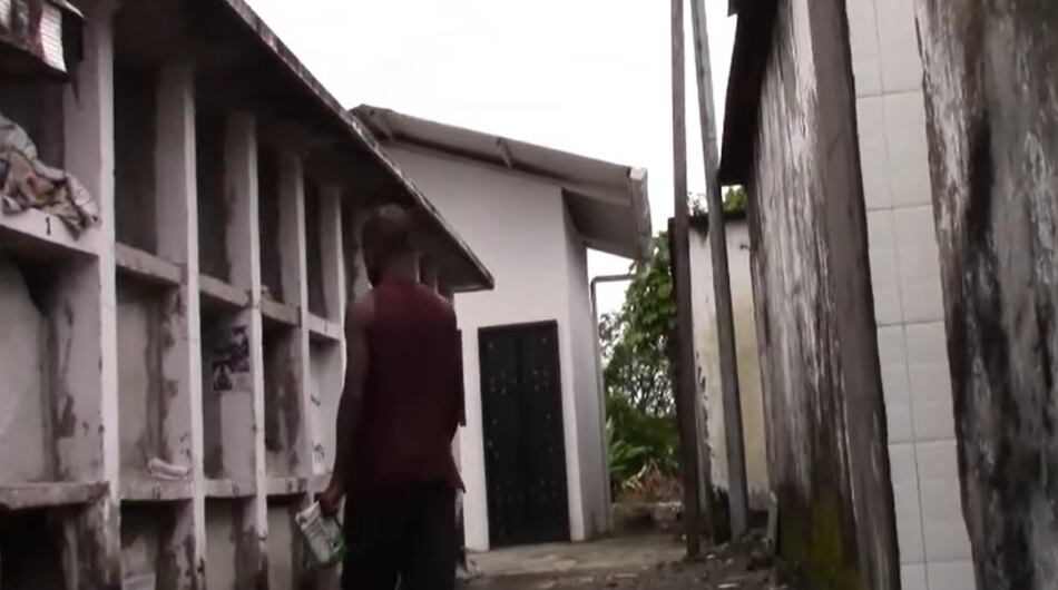 Hombre de 23 años pasa sus días en el cementerio de Quibdó.