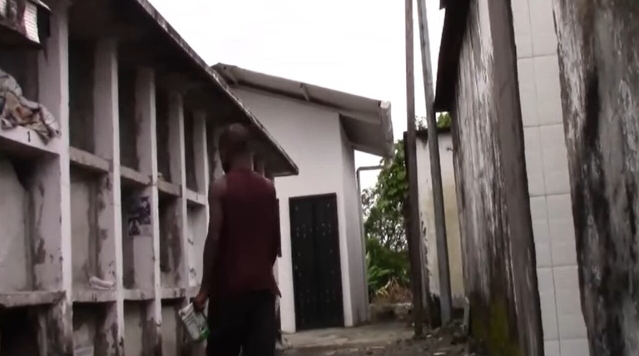 Hombre de 23 años pasa sus días en el cementerio de Quibdó.