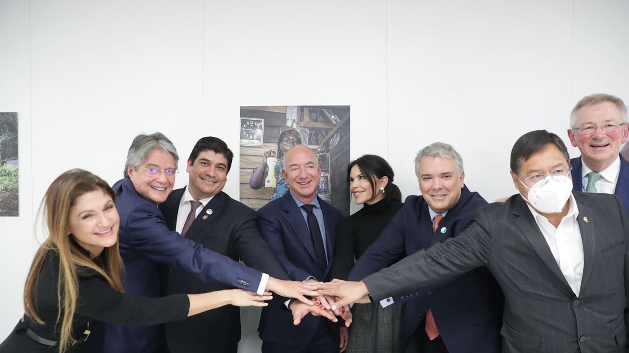 De izquierda a derecha: la ministra de Relaciones Exteriores de Panamá, Erika Mouynes; el presidente de la República del Ecuador, Guillermo Lasso; el presidente de Costa Rica, Carlos Alvarado; el magnate y fundador de Amazon Jeff Bezos; la conductora de televisión y novia de Bezzos, Lauren Sánchez; el presidente de Colombia, Iván Duque, y otros líderes.