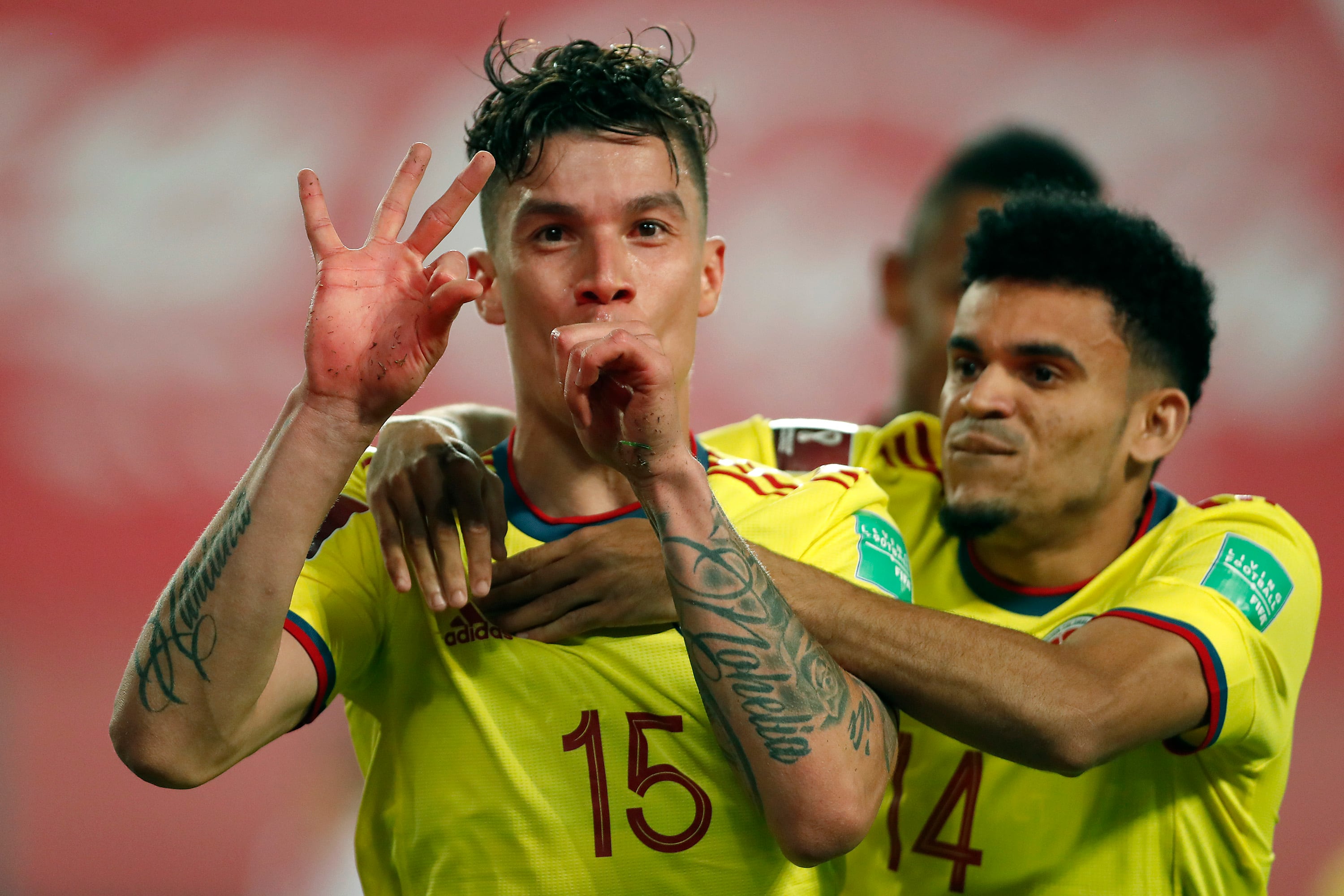 Matheus Uribe y Luis Díaz celebrando anotación en el juego por eliminatorias ante Perú.